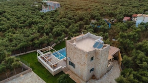 A modern house with a swimming pool, surrounded by dense greenery. - Villa Nora in Ditiki Mani (West Mani)