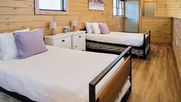 3 slaapkamers, een strijkplank/strijkijzer, internet, beddengoed