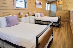 3 slaapkamers, een strijkplank/strijkijzer, internet, beddengoed