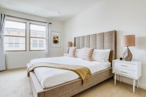 3 quartos, ferros/tábuas de passar roupa, Wi-Fi, roupa de cama