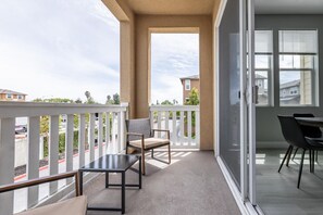Outdoor dining - Bright Newark 4BR w/ Balcony, nr Dining & Trampoline Park, by Blueground (East Bay)