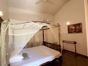 3 bedrooms, WiFi, bed sheets - outdoor swimming pool with a picturesque garden for you to explore (Kurunegala)