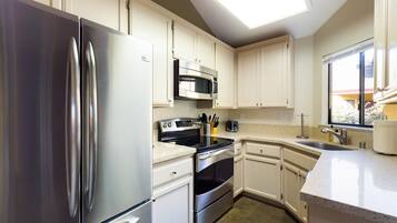 Een koelkast, een magnetron, een oven, een vaatwasser