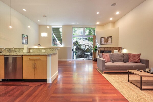 Interior - Classic Potrero Hill 3BR w/ Balcony, near Breweries, by Blueground (San Francisco)