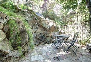 Outdoor dining - Classic Potrero Hill 3BR w/ Balcony, near Breweries, by Blueground (San Francisco)