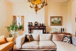 Villa | 5 bedrooms - Beautiful Mansion With Swimmingpool Close to Maastricht (Bilzen)