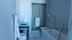 Toallas y papel de baño 