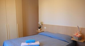 2 habitaciones, tabla de planchar con plancha y ropa de cama 