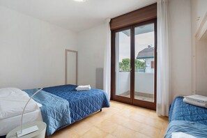 2 bedrooms, iron/ironing board, bed sheets