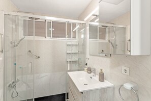 Shower, hair dryer, towels