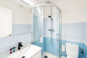 Shower, hair dryer, towels - Apartment 'Breathtaking Penthouse Las Azaleas' with Shared Pool, Wi-Fi and Air Conditioning (Torrox)