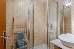 Shower, hair dryer, towels