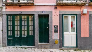 A building with two doors, one labeled 194 and the other 192, and a small window with a sign. - Holiday Apartment "Atalaia Duplex" with Balcony & Wi-Fi (Lisboa)