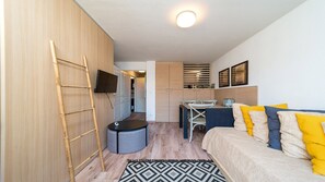 A compact room with a bed, a desk, a chair, a TV, and a wardrobe. - Apartment for 6 people with mountain views, a swimming pool and parking (Allos)
