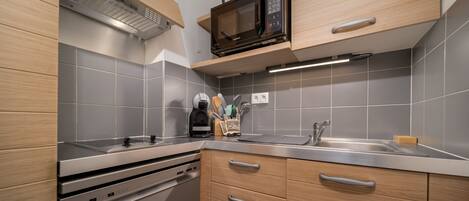 Réfrigérateur, micro-ondes, lave-vaisselle, cafetière/bouilloire