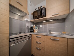 Fridge, microwave, dishwasher, coffee/tea maker
