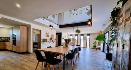 Luxuriöse und geräumige Villa mit privatem Pool