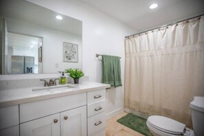 Towels - Long Stays: Pet-Friendly, Modern 3BD Home (Sandy)