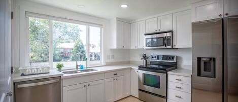 ثلاجة، ميكروويف، فرن، موقد طهي مسطح