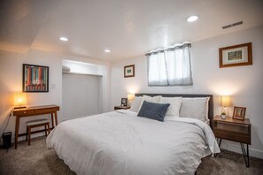 3 bedrooms, desk, iron/ironing board, free WiFi - Long Stays: Pet-Friendly, Modern 3BD Home (Sandy)