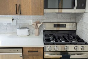 Køleskab, mikrobølgeovn, ovn, kogeplade