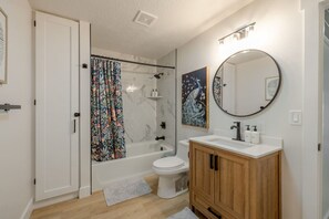 Séchoir à cheveux, serviettes fournies, papier de toilette