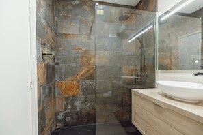 シャワー、ヘアドライヤー、タオル、石鹸