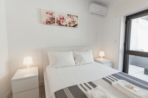 アイロン / アイロン台、WiFi (無料)、ベッドシーツ