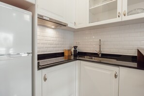 Fridge, microwave, coffee/tea maker, electric kettle - PATEO IN LAPA CITY CENTER by VACATIONY (Oporto)