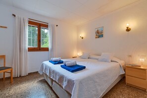 5 bedrooms, iron/ironing board, bed sheets