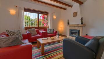 Een televisie en een open haard