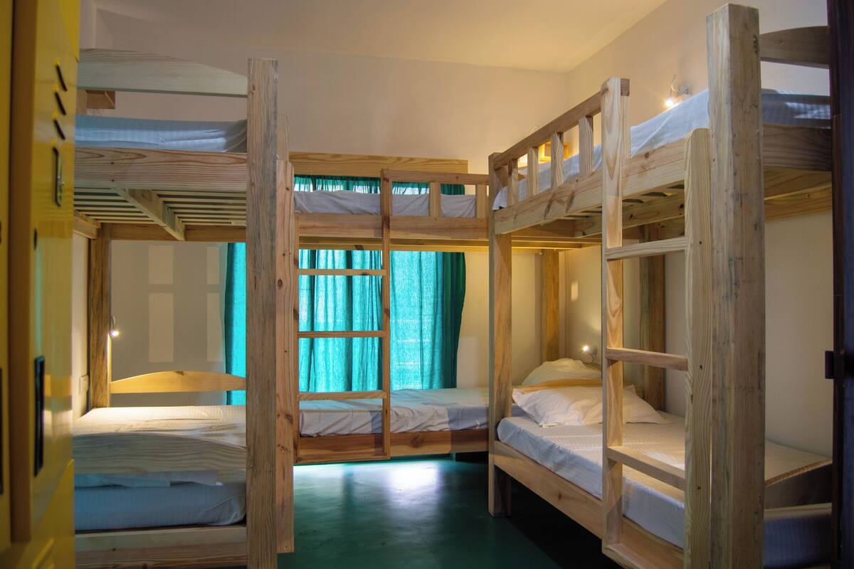 Bed in 6 Bed Mixed Dormitory | 高級寢具、記憶棉床墊、手提電腦工作空間、遮光窗簾/窗簾
