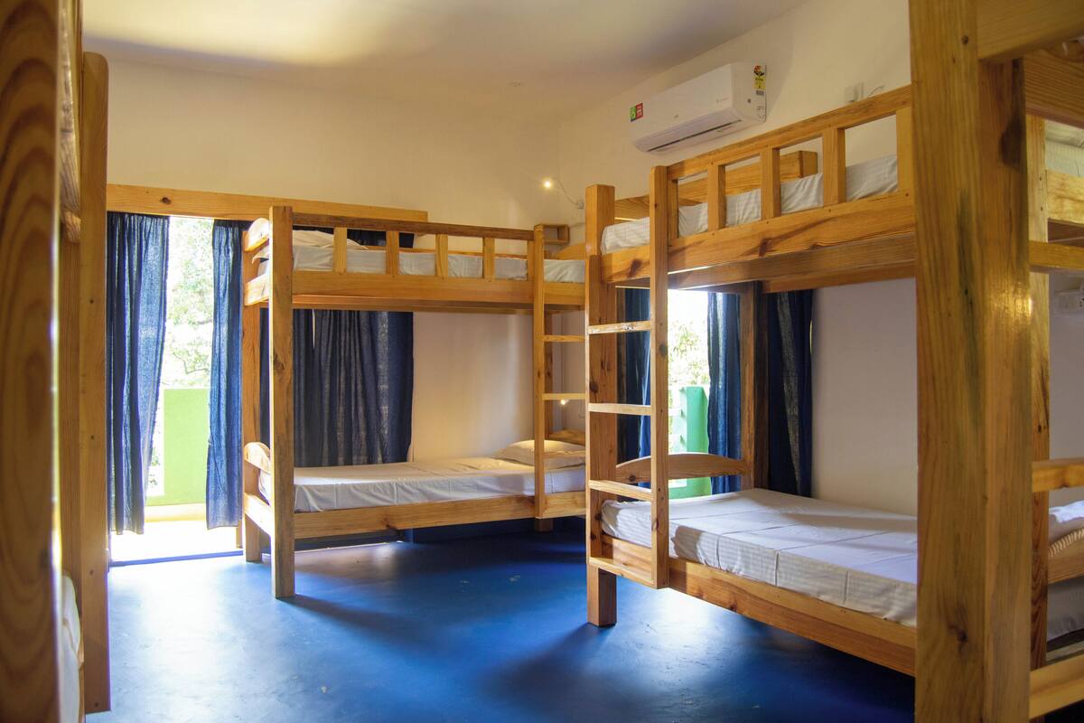 Bed in 10 Bed Mixed Dormitory | 高級寢具、記憶棉床墊、手提電腦工作空間、遮光窗簾/窗簾