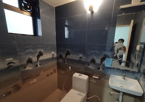 Shower, toilet paper - Green Nest Hostel (Arpora)