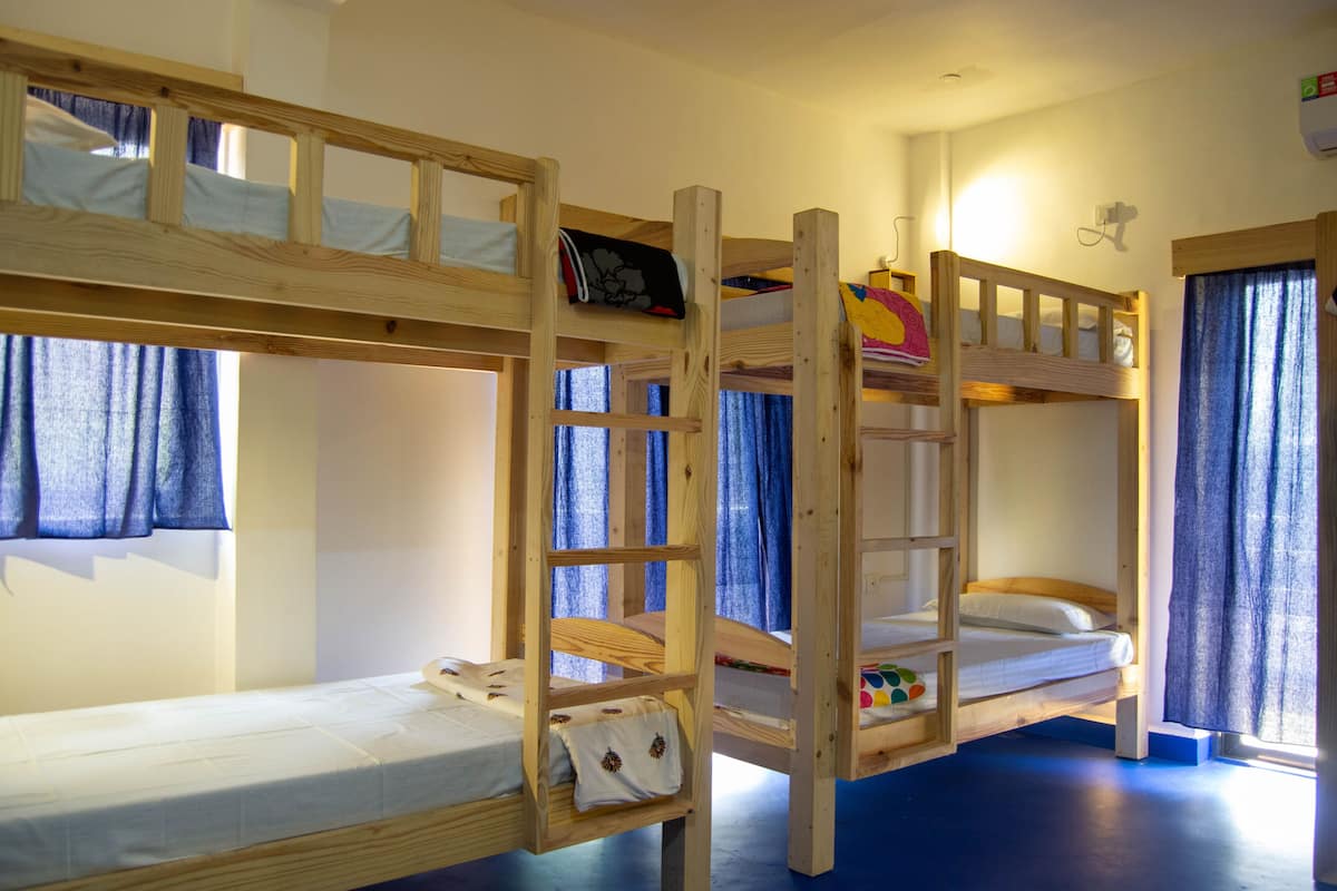Slaapzaal | Luxe beddengoed, bedden met traagschuimmatrassen, een laptopwerkplek