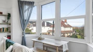 Télévision, livres, espaces bureaux