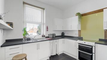 Réfrigérateur, four, plaque de cuisson, cafetière/bouilloire