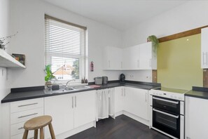 冷蔵庫、オーブン、コンロ、コーヒー / ティーメーカー