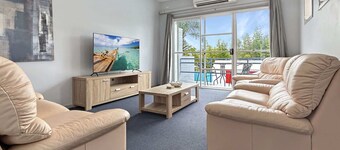 3-Bed with Alfresco Dining & Pool in Batemans Bay