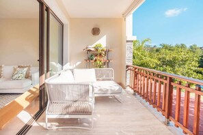 Unclassified image, 4 of 27, button