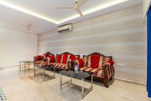 32-英寸LED 电视（配备收费电视频道）