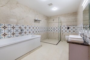 Royal Suite | Bathroom | Designer toiletries, towels, soap, shampoo - Bandipur Heritage Village Resort (Gundlupet)