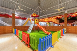 Innen-Kinderspielplatz