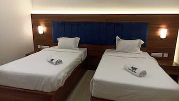 Standard Room | 1 bedroom, in-room safe, soundproofing, iron/ironing board
