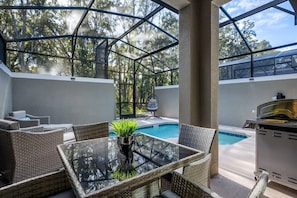 Outdoor dining - Luxury Chic, Modern Home, Prime Location (Kissimmee)
