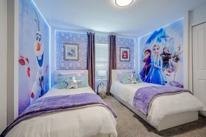 5 bedrooms, iron/ironing board, travel cot, WiFi - Luxury Chic, Modern Home, Prime Location (Kissimmee)