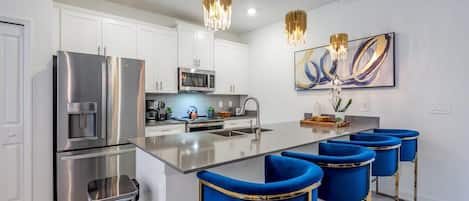 雪櫃、微波爐、焗爐、爐具