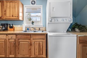 Fridge, microwave, oven, stovetop - Walkable Dog Friendly Location w/ Bikes! Walk 2 Blocks to Hyde Park & 4 Blocks to Camel's Back Park (Boise)