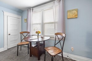 Dining - Walkable Dog Friendly Location w/ Bikes! Walk 2 Blocks to Hyde Park & 4 Blocks to Camel's Back Park (Boise)