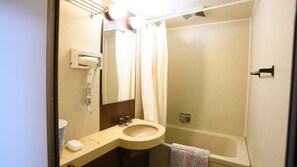 Combined shower/tub, hair dryer, towels - ryobou hanaemi (Otaru)